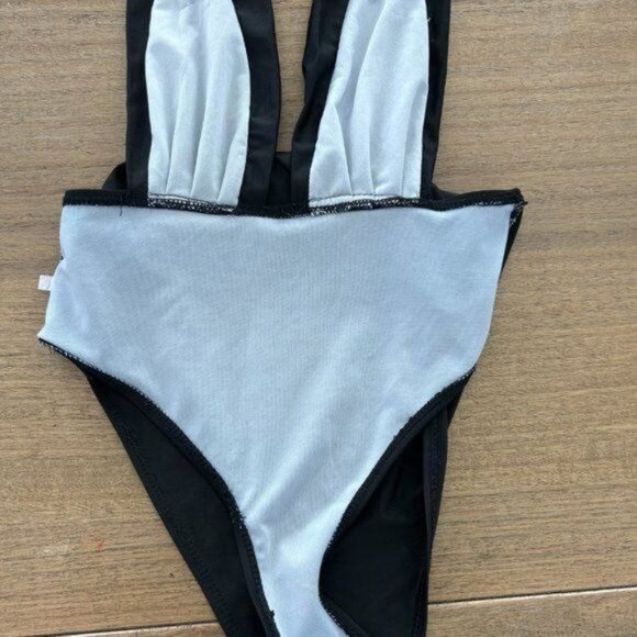 Boutique Brand plunging neckline 1 piece swimsuit - Picture 11 of 11